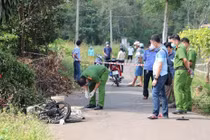 Công an khám nghiệm hiện trường.