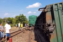 Tàu hàng lại trật bánh ở Bình Thuận