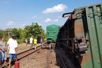 Tàu hàng lại trật bánh ở Bình Thuận