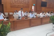 Đồng chí Nguyễn Văn Phước, Chủ tịch Liên hiệp các Hội Khoa học và Kỹ thuật TPHCM báo cáo về công tác lãnh đạo, chỉ đạo và phát triển đội ngũ trí thức của thành phố.