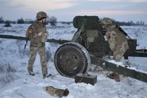 Video: Lính Ukraine phục kích, nã pháo khóa "đầu đuôi" xe tăng Nga