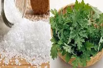 Chườm muối ngải cứu giảm đau xương khớp