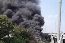 Cảnh sát khản cổ phát loa nhường đường, tài xế Lexus vẫn ngang ngược chặn đầu xe cứu hỏa