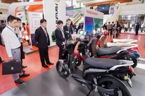 Cú hích từ giá xăng, xe máy điện thành hàng hot