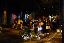 Hà Nội: Họp chợ lúc nửa đêm để né chốt kiểm soát phòng dịch