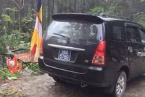 Hà Tĩnh: Xôn xao vụ cán bộ dùng xe công đi lễ chùa, được mời chen ngang