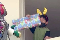 Ấn tượng: Ông già Noel “cưỡi thang cứu hỏa” tặng quà cho trẻ mắc Covid-19