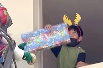 Ấn tượng: Ông già Noel “cưỡi thang cứu hỏa” tặng quà cho trẻ mắc Covid-19