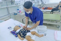  Trượt chân ngã, bé trai 11 tháng tuổi bị kéo đâm xuất huyết não