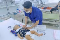  Trượt chân ngã, bé trai 11 tháng tuổi bị kéo đâm xuất huyết não