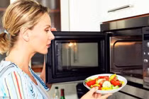 Những thực phẩm thành thuốc độc khi cho vào lò vi sóng