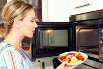Những thực phẩm thành thuốc độc khi cho vào lò vi sóng