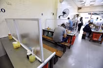 Hà Nội: Quán ăn, quán cà phê được hoạt động trở lại