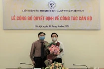 Chủ tịch LHHVN Phan Xuân Dũng trao Quyết định bổ nhiệm và tặng hoa chúc mừng đồng chí Phùng Xuân Nhạ - Phó Trưởng ban Tuyên giáo Trung ương. 