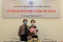 Chủ tịch LHHVN Phan Xuân Dũng trao Quyết định bổ nhiệm và tặng hoa chúc mừng đồng chí Phùng Xuân Nhạ - Phó Trưởng ban Tuyên giáo Trung ương. 