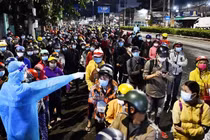 Người dân ồ ạt về quê, ngành y tế các tỉnh miền Tây quá tải