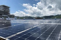 Robot vệ sinh hệ thống pin năng lượng mặt trời