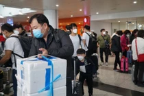 Nhóm khách Trung Quốc “cố thủ” ở Nội Bài, nhất quyết không lên máy bay về nước