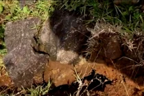 Núi nứt dài hơn 200 mét, hàng chục hộ dân huyện miền núi Quảng Trị di dời khẩn