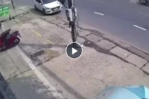 Video: Húc văng xế hộp đỗ ven đường, ô tô lật ngửa