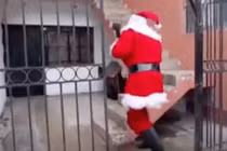 “Ông già Noel”... vác búa bắt tội phạm