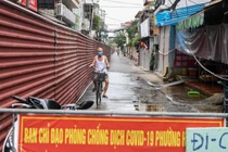Hà Nội: Dựng "bức tường" tôn dài 200 m chia đôi 2 quận để phòng dịch