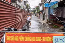 Hà Nội: Dựng "bức tường" tôn dài 200 m chia đôi 2 quận để phòng dịch