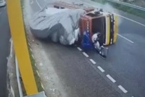 Nóng: Mất lái, xe tải đổ văng người xuống đường