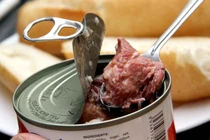 Không nên dùng quá nhiều đồ hộp