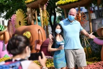 Người dân TP.HCM đeo khẩu trang check-in tại đường hoa Nguyễn Huệ