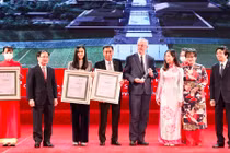 Ông Nguyễn Anh Tuấn, Phó Tổng Giám đốc T&T Group thay mặt Tập đoàn nhận giải Đặc biệt cho đồ án “Quy hoạch Bảo tồn, tôn tạo và phát huy giá trị Di tích Quốc gia đặc biệt Khu lưu niệm Chủ tịch Hồ Chí Minh tại Kim Liên, Nam Đàn, Nghệ An”.