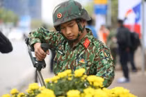 Công binh Việt Nam rà soát bom, mìn tại đường phố Hà Nội