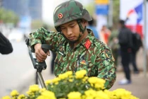 Công binh Việt Nam rà soát bom, mìn tại đường phố Hà Nội