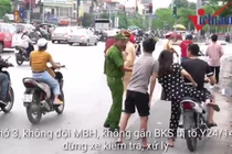 Vội vã quặt xe chạy trốn cảnh sát 141, cô gái nổi nhất phố Hà Nội