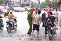 Vội vã quặt xe chạy trốn cảnh sát 141, cô gái nổi nhất phố Hà Nội
