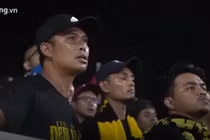 Cổ động viên Malaysia chết lặng sau bàn thắng của Quang Hải