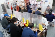 Dân Hà Nội háo hức kéo nhau đi ăn phở, uống cà phê sau mấy tháng cấm túc