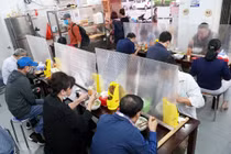 Dân Hà Nội háo hức kéo nhau đi ăn phở, uống cà phê sau mấy tháng cấm túc