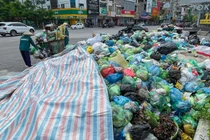 Rác thải chất đống ở Hạ Long