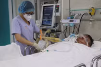 Bệnh viện Nguyễn Tri Phương liên tục nhận và điều trị cho hàng chục ca ngộ độc rượu methanol. Hầu hết bệnh nhân đã mua rượu tại những tiệm tạp hóa nhỏ.