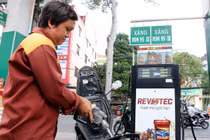 Mỗi lít xăng 'cõng' hơn 56% thuế, phí?