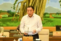 Bộ trưởng Bộ Văn hóa, Thể thao và Du lịch Nguyễn Văn Hùng trình bày tờ trình dự án luật.