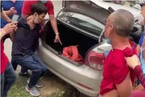 Tang vật trong cốp xe và các đối tượng đang bị bắt giữ.