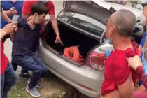 Tang vật trong cốp xe và các đối tượng đang bị bắt giữ.