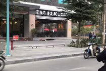 Hà Nội: Một phụ nữ rơi từ tầng cao chung cư Triều Khúc tử vong, lấy mẫu xét nghiệm COVID-19