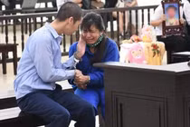 Tử hình bố dượng, phạt tù chung thân người mẹ bạo hành con đến chết