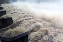 Nhà máy Thủy điện Chi Khê xả lũ trong đêm