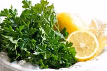 Trị cảm lạnh từ rau mùi và chanh