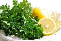 Trị cảm lạnh từ rau mùi và chanh