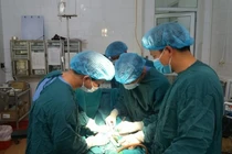 Dương vật tím đen vì bơm silicon để tăng... kích thước